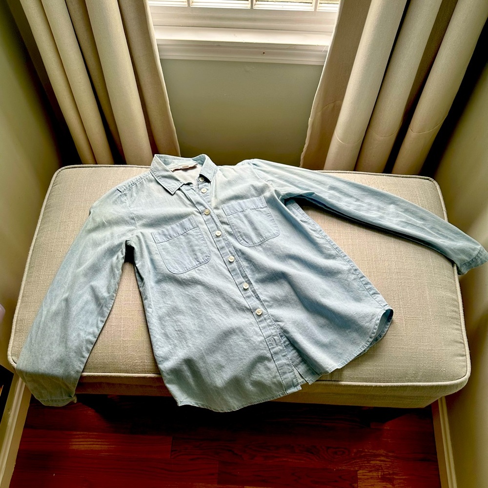 Loft Chambray button up, like new condition!